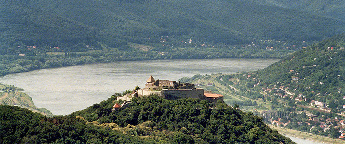 boucle de Danube avec la forteresse