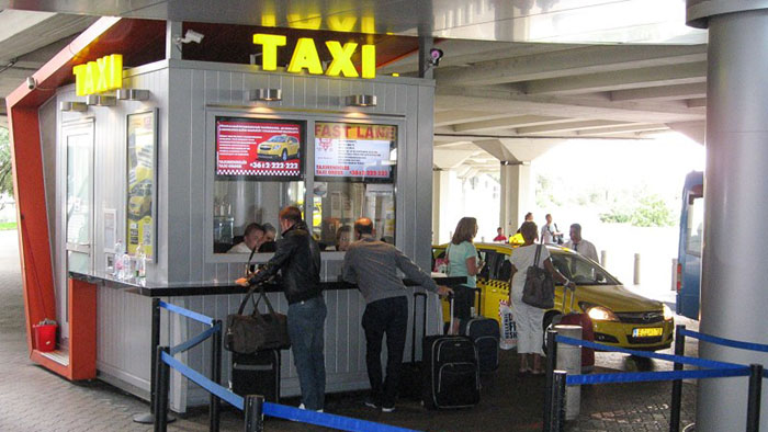 guiché taxi à l'aéroport de budapest