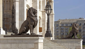 lions devant le parlement