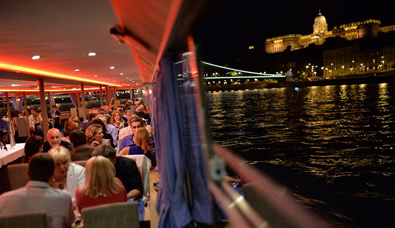 dîner de gala sur un bateau panoramique de Danube